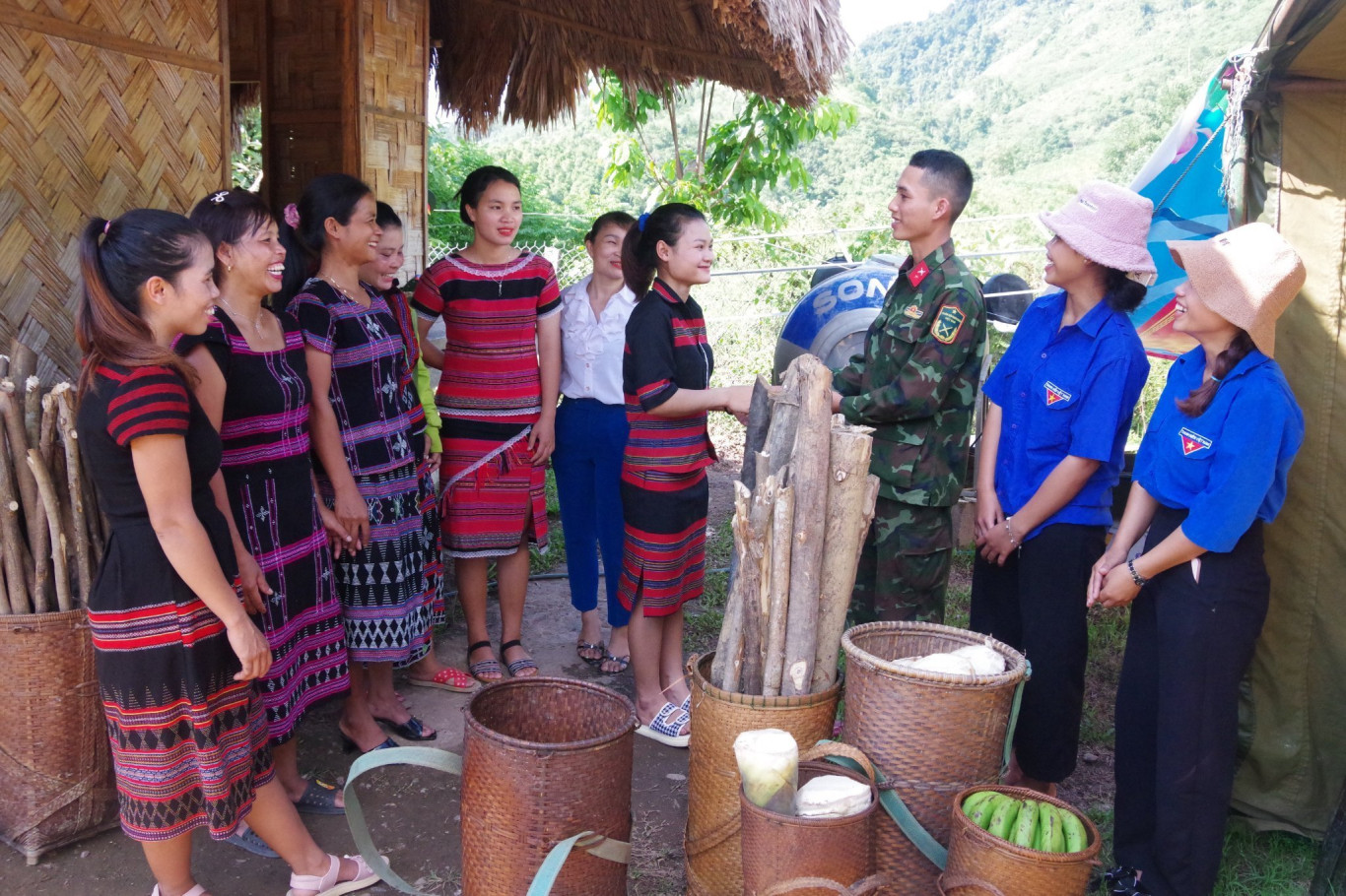 Hội phụ nữ x&atilde; AVao (huyện Đakr&ocirc;ng) thăm hỏi, tặng lương thực thực phẩm cho c&aacute;n bộ, chiến sĩ thuộc Bộ CHQS tỉnh tại địa phương - Ảnh: Xu&acirc;n Diện